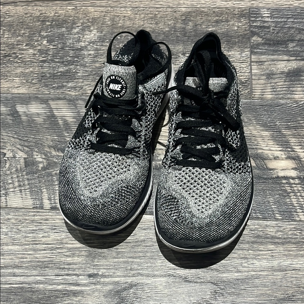 Nike FreeRun Sneakers Modern Design